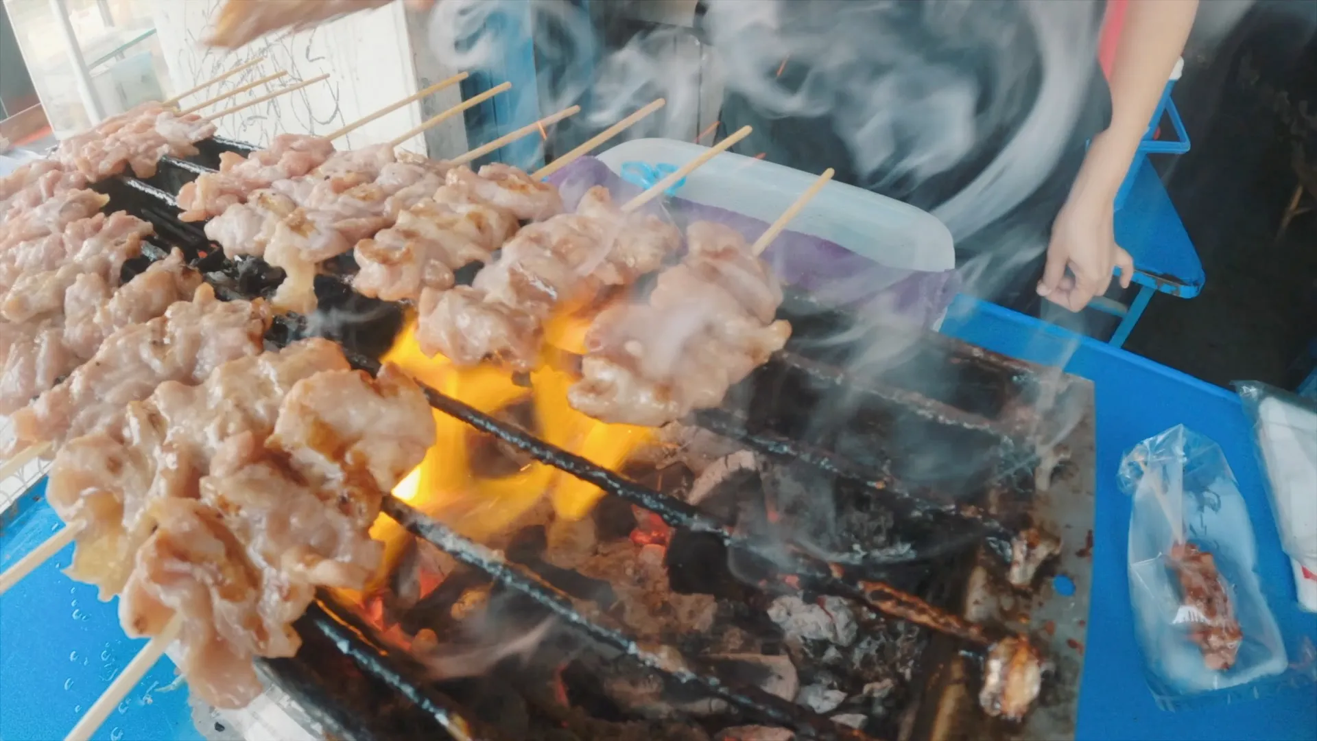 연기가 오르는 숯불 위 닭꼬치