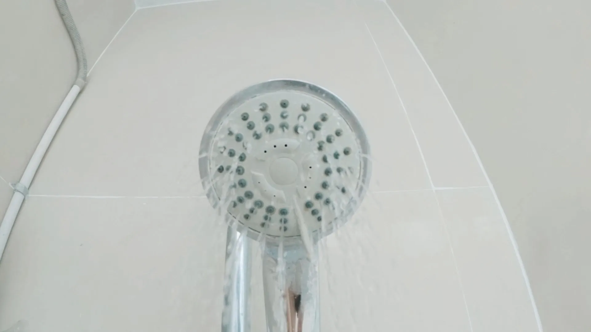 물이 쏟아지는 샤워기를 정면에서 본 화면