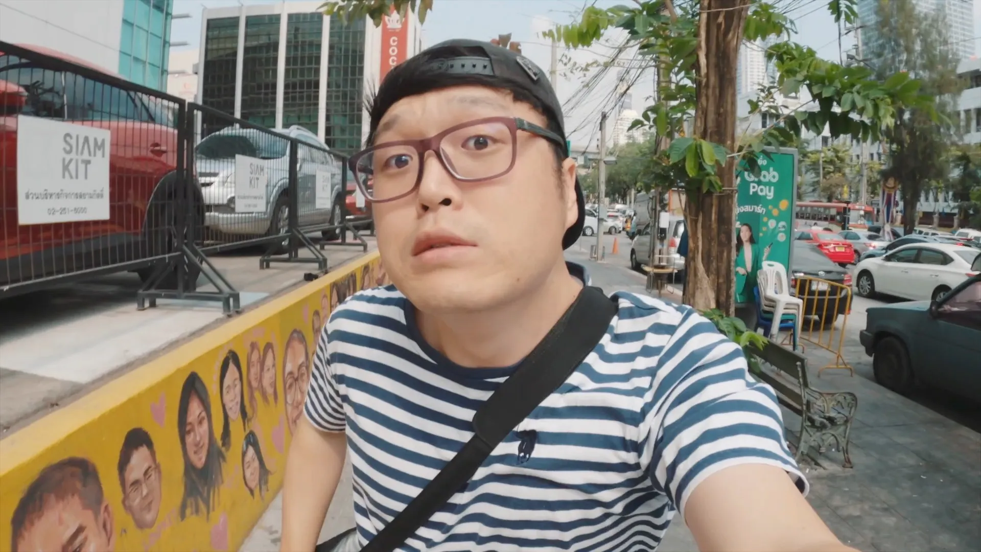시암 거리에서 줄무늬 셔츠를 입고 걷는 셀피 화면