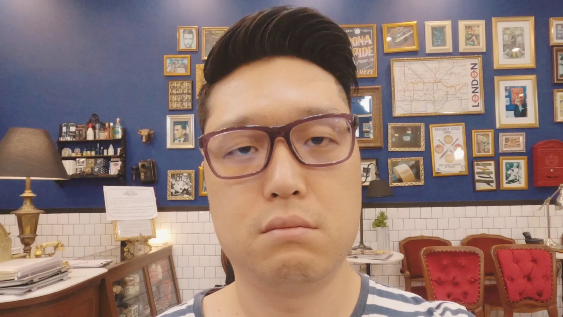 이발소 거울 앞의 무표정한 얼굴