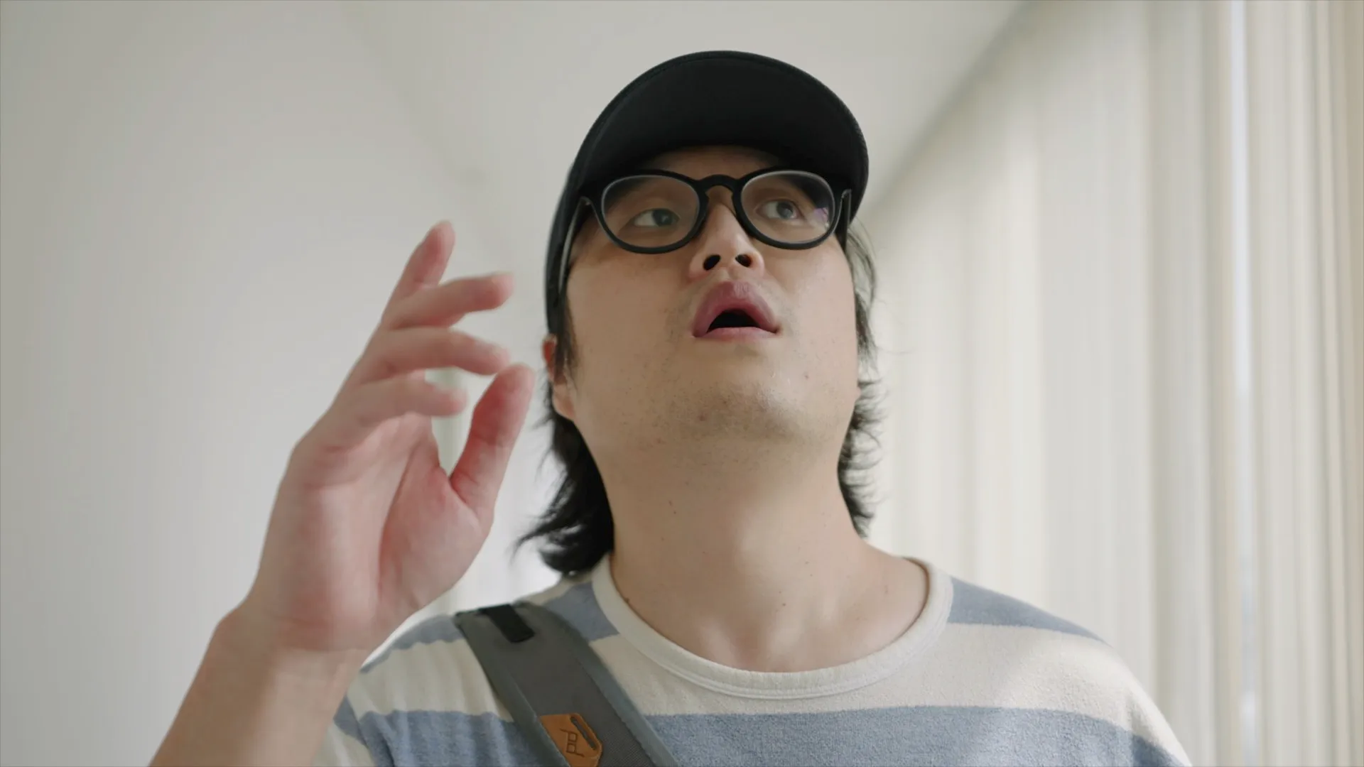 희고 좁은 복도를 걸어 나오며 손을 올려 보는 얼굴
