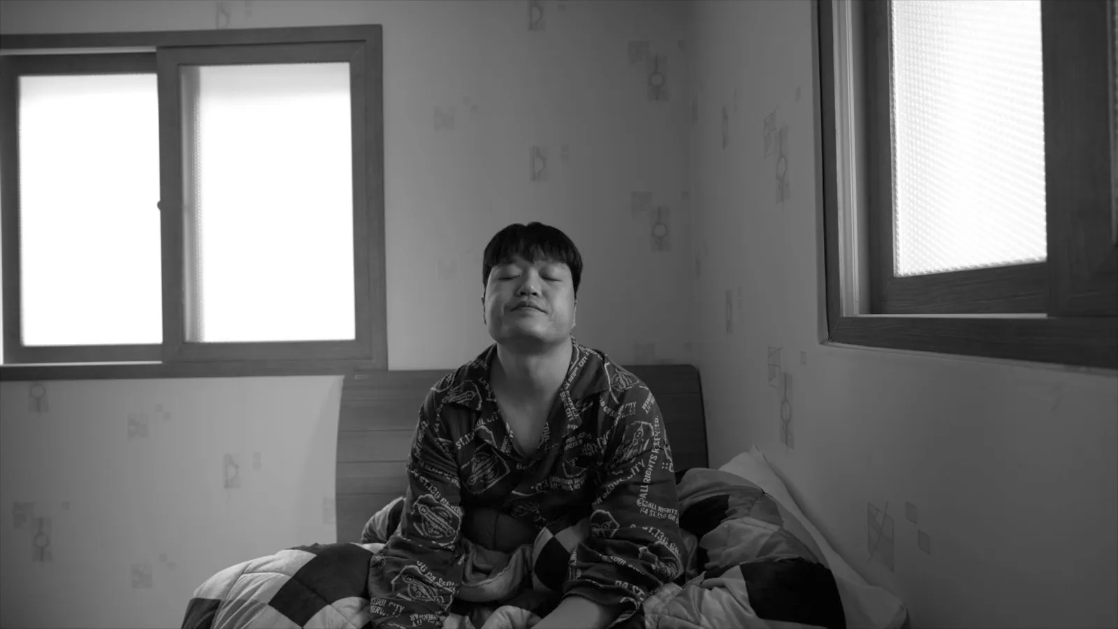 집을 나서기 전 방 안