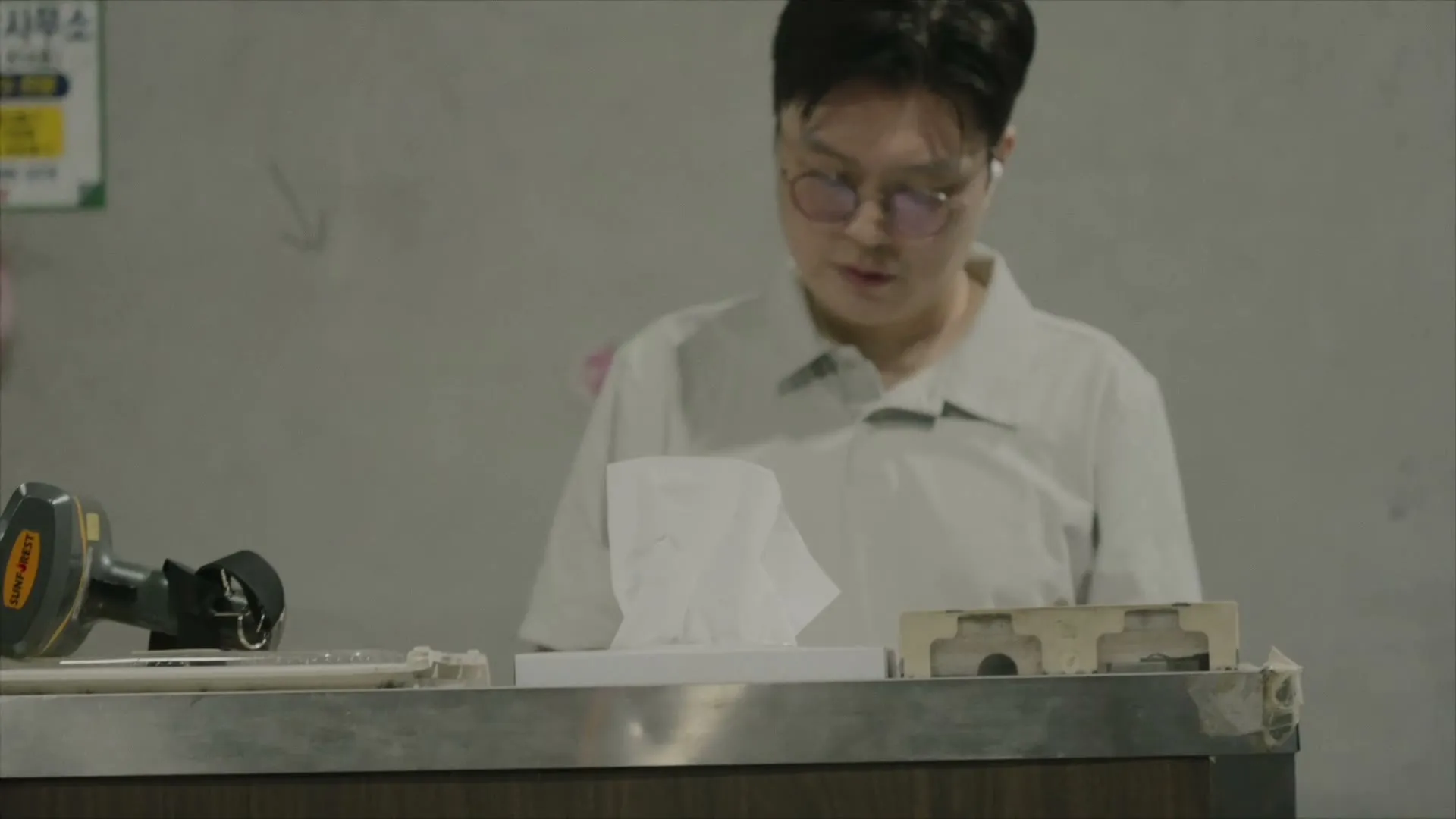 새벽 도매시장으로 들어서는 사람
