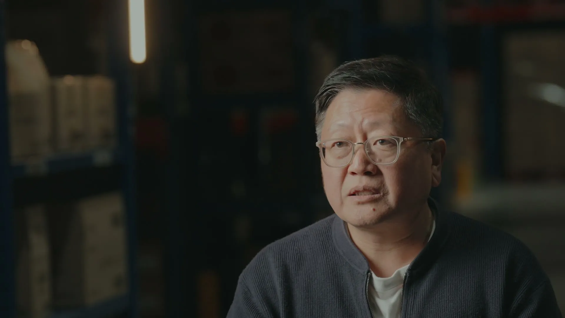 물류창고에서 인터뷰하는 기술이사