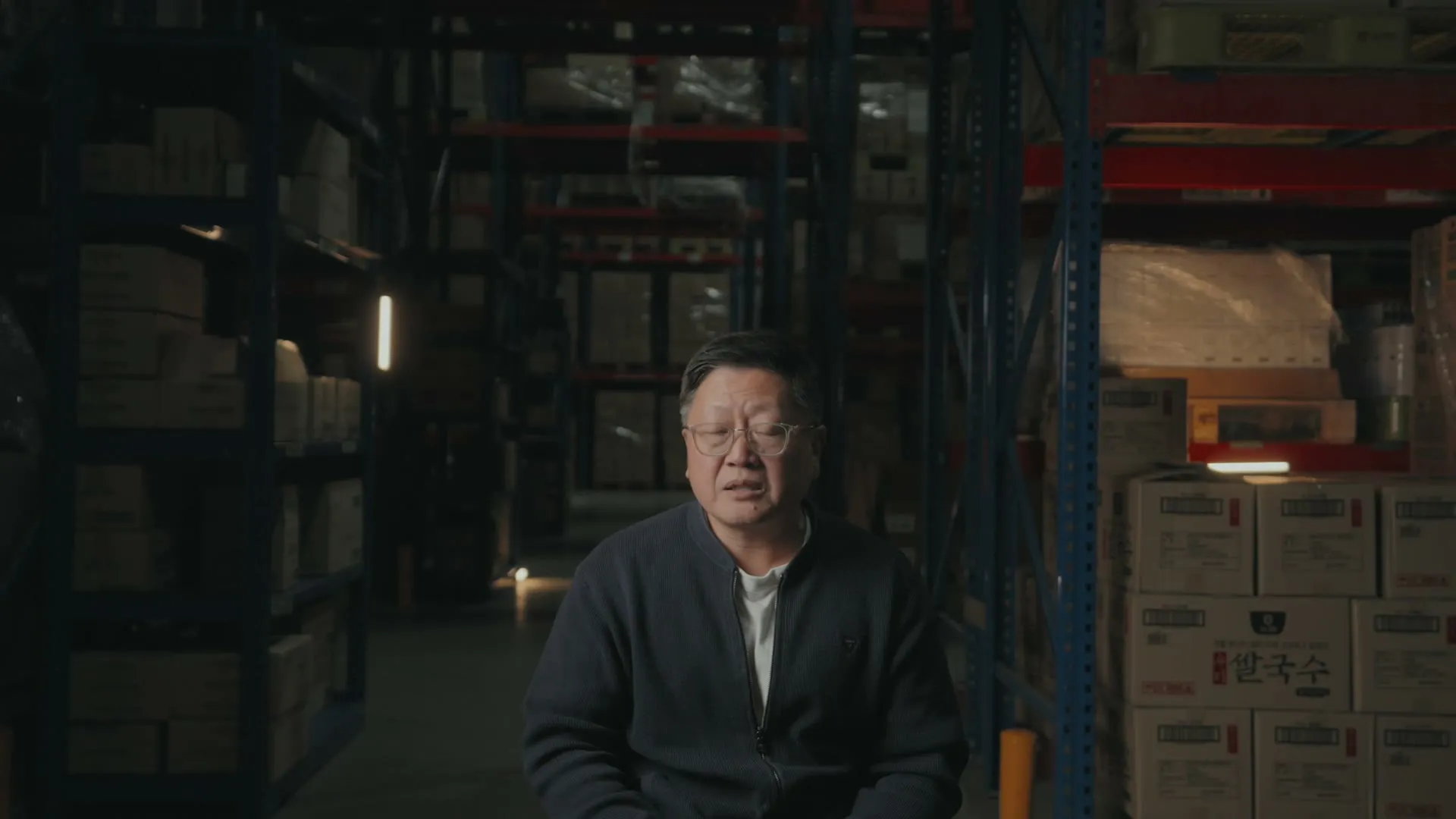 물류센터 박스 사이의 인터뷰 세트